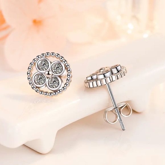 🌟 Sterling Silver Circle Stud Earrings - Picture 3 of 5